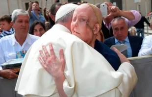 Papa Francisco com Cheryl Tobin ao término da Audiência Geral 