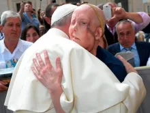 Papa Francisco com Cheryl Tobin ao término da Audiência Geral 
