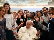 Papa recebe membros Chemin Neuf. Crédito: Vatican Media