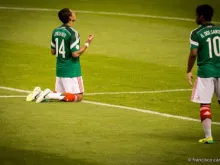 O mexicano Javier "Chicharito" Hernández reza antes de cada partida.