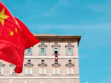 Bandeira da China na Praça de São Pedro 