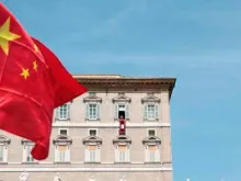 Bandeira da China na Praça de São Pedro, no Vaticano.
