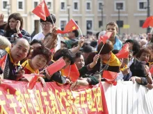 Peregrinos chineses na Praça de São Pedro, no Vaticano. Crédito: Daniel Ibáñez