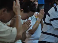 Chineses rezando (imagem referencial) 