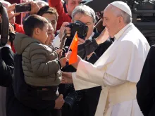 Papa saúda um menino durante a Audiência.