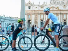 O líder da equipe de ciclismo Athletica Vaticana, Rien Schuurhuis, com seu filho Tomas.