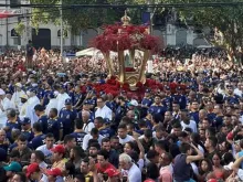 Multidão de fiéis em torno da imagem de Nossa Senhora, durante o Círio 2019 
