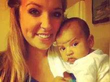 Claire Crawford e o pequeno Taylan.