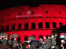 Coliseu romano iluminado em vermelho pelos cristãos perseguidos.