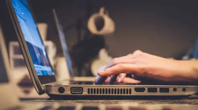 Computadora-John-Schnobrich-170522.webp ?? 