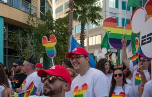 Comunidade gay da Disney no desfile Come Out With Pride Orlando em 12 de outubro de 2019.