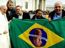 Membros da Comunidade Jesus Menino com o Papa Francisco no Vaticano 