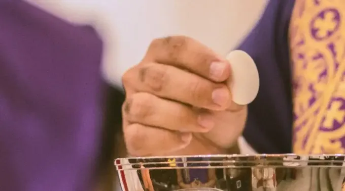 Comunion-Thays-Orrico-Unsplash-180522.webp ?? 