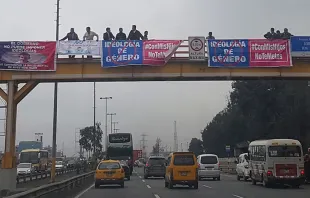 Cartazes #ConMisHijosNoTeMetas em uma ponte de Lima.