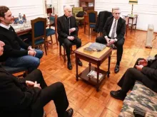 Bispos da Conferência Episcopal Argentina reunidos com Alberto Fernández. Crédito: CEA