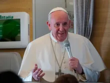 O Papa conversa com jornalistas no voo de volta do Iraque.