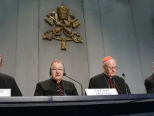 Coletiva de Imprensa na Sala de Imprensa do Vaticano. Da esquerda para direita: Dom Bruno Forte, Cardeal André Vingt-Trois, Cardeal Peter Erdö, Pe. Lombardi 