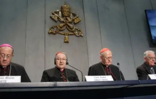 Coletiva de Imprensa na Sala de Imprensa do Vaticano. Da esquerda para direita: Dom Bruno Forte, Cardeal André Vingt-Trois, Cardeal Peter Erdö, Pe. Lombardi 