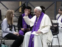 Papa Francisco atendendo confissão de uma jovem na Praça de São Pedro.
