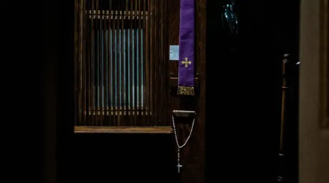 Confesionario-Grant-Whitty-Unsplash-040622_1.webp ?? 