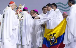 Bênção da bandeira do Equador, onde acontecerá o próximo Congresso Eucarístico Internacional.