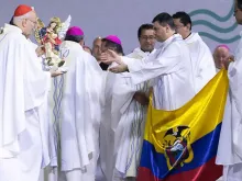 Bênção da bandeira do Equador, onde acontecerá o próximo Congresso Eucarístico Internacional.