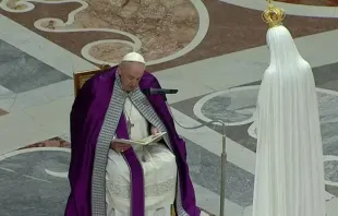 O papa consagra a Ucrânia e a Rússia à Virgem Maria. Crédito: Vatican Media