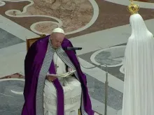 O papa consagra a Ucrânia e a Rússia à Virgem Maria. Crédito: Vatican Media