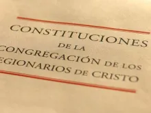 Capa das novas Constituições dos Legionários.