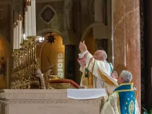 O arcebispo Cordileone celebra missa no rito antigo