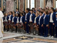 Papa recebe as crianças do coral.