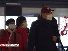 Cidadãos chineses com máscaras cirúrgicas. Crédito: EWTN Noticias