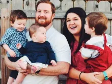 Courtney e Chris Mitchell junto com seus filhos.