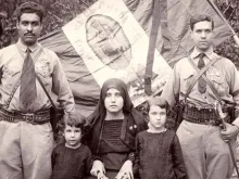 Cristeros junto a familiares, com a bandeira do México atrás e a imagem da Virgem de Guadalupe como escudo.