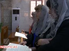 Mulheres cristãs rezam em uma igreja no Iraque. Crédito: EWTN Noticias