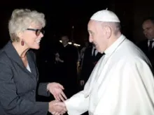 Foto de arquivo) Papa Francisco saúda Cristiane Murray.