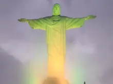 Cristo Redentor iluminado em homenagem a Pelé