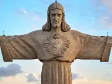 A imagem do Cristo Rei de Lisboa, originalmente apagada num vídeo da Porsche.