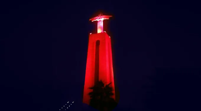 Cristo_Rei_Portugal_vermelho.jpg ?? 