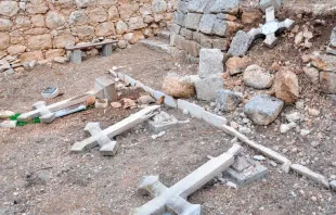 Túmulos profanados no cemitério de Beit Jimal 