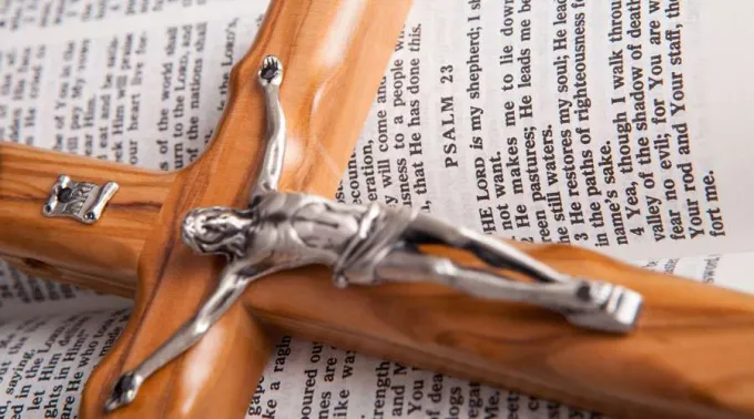 Crucifijo-Biblia-Unsplash-18112020.jpg ?? 