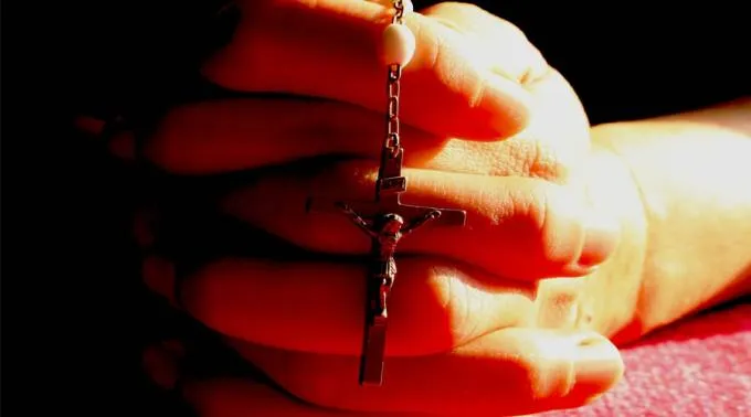 CrucifijoManos_PixabayDominioPublico_220915.jpg ?? 