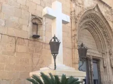 Cruz na praça da igreja de São Martín, em Callosa de Segura (Alicante).
