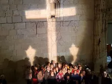 Cruz de luz projetada na fachada da igreja em Callosa de Segura.