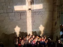 Cruz de luz projetada na fachada da igreja em Callosa de Segura