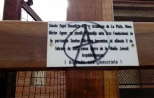 Cruz profanada na Paróquia Santos Mártires Inocentes na Argentina