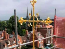 Cruz de ferro forjado na Catedral de Nossa Senhora Auxiliadora e São Pedro de Alcântara. Créditos: Diocese de Shrewsbury