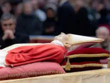O corpo de Bento XVI na basílica de São Pedro, em 2 de janeiro de 2023