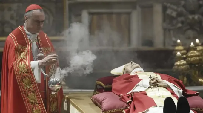 Cuerpo_BenedictoXVI_Card_Mauro_Gambetti_02012023_VaticanMedia.jpg ?? 