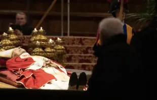 Corpo do papa emérito Bento XVI na Basílica de São Pedro